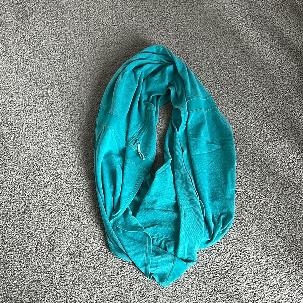 Lululemon Teal Infinity Scarf, Excellent Condition.